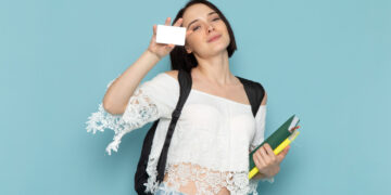 dent life in Canada can be incredibly exciting but also filled with financial challenges. Whether juggling between classes, work, and fun, managing money becomes an ongoing task. Between textbooks, transportation, and entertainment, it's not uncommon for a student to feel the weight of expenses. This is where a credit card can become a true ally. However, the idea of getting a credit card can be intimidating for many students, especially if you don't have much financial experience. But what if I told you that a credit card can be more than just a tool to pay bills it can also provide exclusive benefits, improve your financial profile, and make your everyday life easier? In a setting like Canada's, where the cost of living is high and opportunities for students are plenty, having the right credit card can change the way you handle your finances. Contrary to what many believe, using a student credit card doesn’t necessarily mean falling into debt. On the contrary, if used responsibly, it can provide advantages that are beneficial for your future, as well as make life more convenient in the present. The best part? There are credit cards specifically designed for students, with better conditions and benefits tailored to their lifestyle. So, how can you choose the ideal credit card to make the most of these benefits? What makes a credit card advantageous for students in Canada? Let’s dive into all of that, from the most accessible options to the exclusive benefits that can help you grow financially. 1. How Student Credit Cards Work Student credit cards are essentially a simplified version of regular credit cards, with some more favorable conditions for those just starting their financial journey. These cards generally have lower credit limits, which helps prevent excessive debt. They also tend to be more accessible, with lower interest rates or no annual fees. In other words, they are ideal for those just beginning to build a credit history without the pressure of high debt. The main advantage of a student credit card is credit building. Many people wonder, "Why do I need credit?" Well, having a good credit history in the future can open doors in various areas, such as car financing, rentals, and even securing a job. In Canada, a good credit score is essential for many financial transactions, and starting early with a student credit card is an efficient way to pave this path. 2. Exclusive Benefits: What Do You Get from a Student Credit Card? Canada offers some of the best student credit card options, providing benefits that go beyond simply making everyday purchases easier. For example, many of these cards offer rewards programs that allow you to accumulate points that can be redeemed for travel, merchandise, or even discounts. If you love to travel and are looking for a more economical way to explore the world, this could be a great advantage. Moreover, there are benefits specifically for those still in college or university. Some cards offer discounts on textbooks, school supplies, and even student events, helping to ease the costs. Another important benefit is the possibility of earning cashback, meaning a percentage of what you spend is returned to your account, providing significant savings over time. When it comes to your financial profile, a student credit card is also an excellent opportunity to build a solid credit history. When used responsibly, paying off the balance regularly can increase your credit score, which is vital for future loans and financing. This can be an initial step toward securing a mortgage or vehicle financing, for example. 3. Popular Credit Cards for Students in Canada Now that you know what a student credit card is and the benefits it offers, it’s important to explore the options available in the Canadian market. Let’s take a look at some of the most popular cards that could be a great choice for someone just starting their financial journey. CIBC Smart for Students™ Mastercard®: This credit card is designed specifically for university students and offers a flexible credit limit. Additionally, it comes with a competitive annual interest rate and the opportunity to earn 1% cashback on all purchases, making it perfect for those looking to save over time. Scotiabank SCENE® Visa Card: If you’re a movie buff, this card could be ideal for you. It offers SCENE points for every purchase, which can be redeemed for movie tickets, products, and more. Plus, the card has no annual fee and offers an easy way to accumulate rewards on your everyday spending. BMO CashBack® Mastercard® for Students: As the name suggests, this card offers cashback on all purchases. What’s interesting here is that you can choose the cashback percentage in different categories, such as groceries or online shopping, allowing you to tailor the benefits to your lifestyle. Each of these cards has different features, so the choice depends on your spending profile and financial priorities. If you travel often, a travel rewards program might be ideal. If you prefer direct discounts, a cashback card could be more appealing. The important thing is to choose a card that aligns with your habits and brings the most advantageous benefits for your wallet. 4. How to Use Your Credit Card Responsibly Although a student credit card offers many benefits, irresponsible use can lead to financial problems in the future. The key to making the most of the opportunities that a credit card provides is being disciplined with its use. Here are some tips to ensure that you use your card wisely: Pay the bill on time: Avoid high interest rates by paying your bill in full by the due date. This helps keep costs low and prevents you from going into debt. Set a spending limit: Don’t use your credit card to buy things you can’t afford. Set a monthly spending limit and stick to it. Monitor your spending regularly: Use apps or your bank’s online platform to track your spending. This helps you stay on top of things and avoid surprises at the end of the month. Build an emergency fund: Even though the credit card is useful, having a financial cushion is essential to handle unexpected situations without resorting to credit. These practices will help you maintain a good credit history, ensuring that you can enjoy all the benefits offered by your student credit card Having a student credit card in Canada is not only a way to make everyday purchases easier, but it’s also an opportunity to build a solid financial future. With the right benefits, such as travel rewards, cashback, and credit building, you can turn your credit card into a powerful tool for your financial growth. However, the secret lies in responsibility. When used intelligently, your student credit card can be a crucial ally in making the most of student life and achieving financial success in the future. So now that you understand the benefits and how to choose the ideal credit card for students in Canada, how about starting to research the available options and picking the one that suits your lifestyle best? Your financial future begins now, and you can start building it with small decisions, such as choosing the right credit card.
